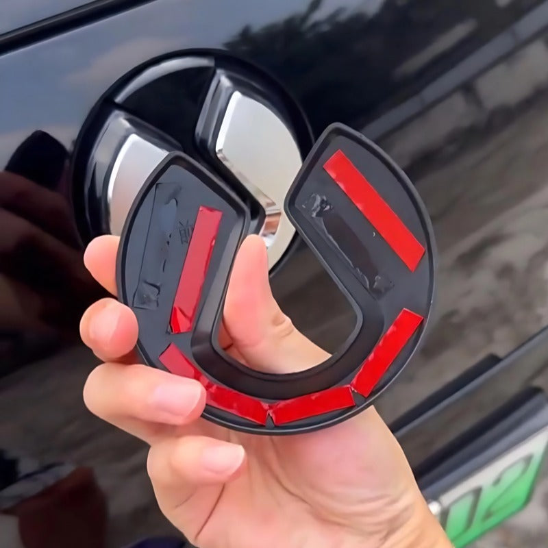Adhesivo con emblema frontal para DENZA
